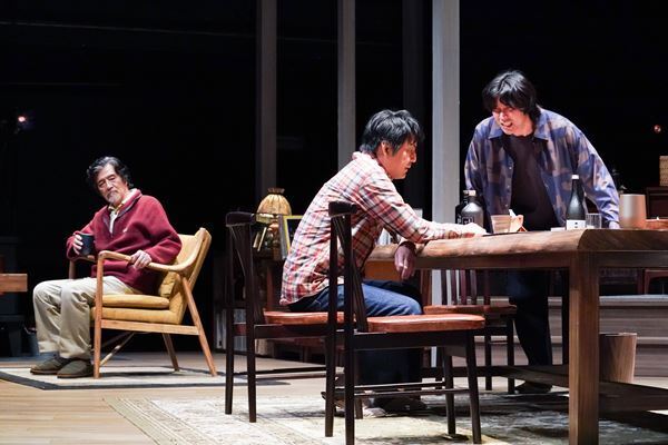 家族、そして社会のなかでどう生きる？ 話題の再演作『消えていくなら朝』7月27日まで新国立劇場で上演中【オフィシャルレポート】