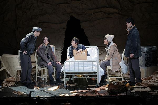 須賀健太、中川大輔らが紡ぐ希望の物語　舞台『1995117546』舞台写真＆開幕コメント到着