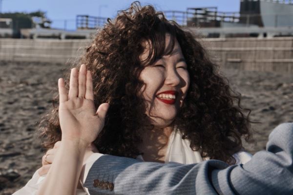 Lucky Kilimanjaro、新曲「かけおち」MV公開　やす子がコミカルに踊り尽くす