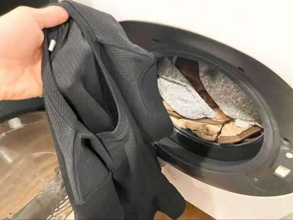 coca、大人気シリーズ「エンボス」に新作フレアトップスが登場！　女性らしさUP＆さりげなく体型もカバーできる万能アイテム