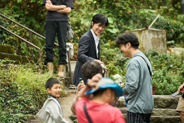 福山雅治×有村架純が撮影秘話を明かす　映画『ブラック・ショーマン』スペシャル対談映像公開