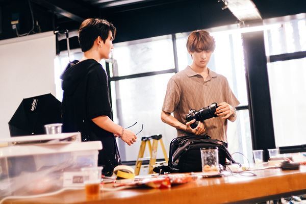 森崎ウィン×向井康二『（LOVE SONG）』バンコクでの運命の再会を捉えた場面写真公開