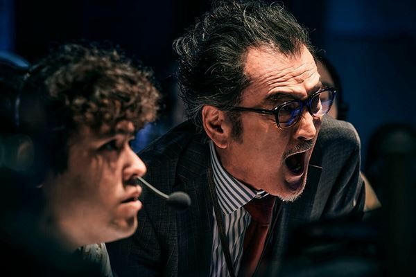 極限下の98分！ 阿部寛主演、メディアの報道姿勢にも切り込む『ショウタイムセブン』──【おとなの映画ガイド】