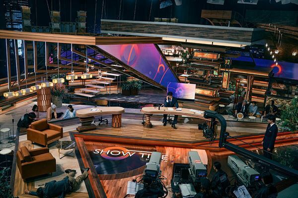 極限下の98分！ 阿部寛主演、メディアの報道姿勢にも切り込む『ショウタイムセブン』──【おとなの映画ガイド】