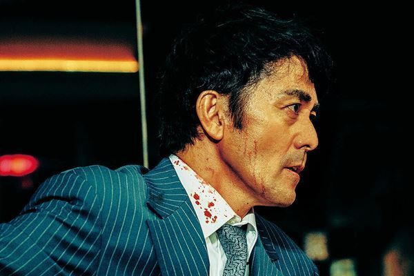 極限下の98分！ 阿部寛主演、メディアの報道姿勢にも切り込む『ショウタイムセブン』──【おとなの映画ガイド】