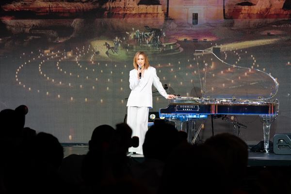 YOSHIKI、サウジアラビア・アルウラのユネスコ世界遺産「Hegra」での公演を発表　記者会見では新曲完成の報告も