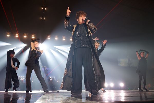 香取慎吾、初のソロアリーナツアー『SHINGO KATORI 1st LIVE TOUR Circus Funk 2025』緑のペンライト一色に染まりステージと客席が一体となった東京公演で幕開け！【オフィシャルレポート】