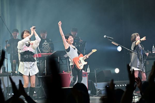 岸谷香×森高千里×渡瀬マキ(LINDBERG)、すべての瞬間が特別だった『岸谷香感謝祭2025』2日目をレポート！3人でバンド結成＆デビュー曲披露も