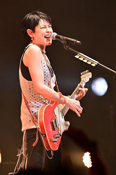 岸谷香×森高千里×渡瀬マキ(LINDBERG)、すべての瞬間が特別だった『岸谷香感謝祭2025』2日目をレポート！3人でバンド結成＆デビュー曲披露も