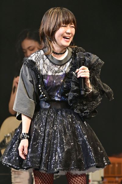 岸谷香×森高千里×渡瀬マキ(LINDBERG)、すべての瞬間が特別だった『岸谷香感謝祭2025』2日目をレポート！3人でバンド結成＆デビュー曲披露も