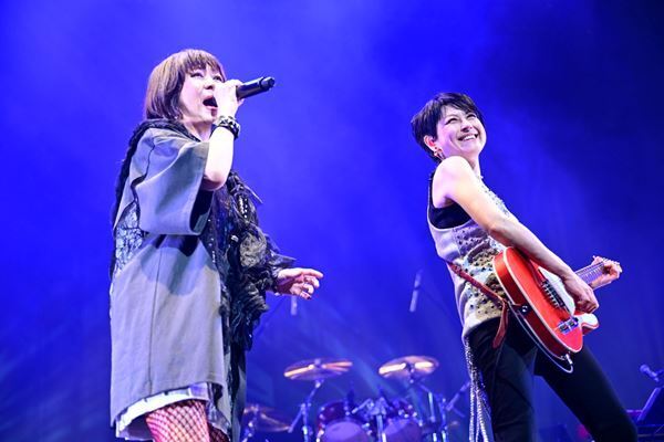 岸谷香×森高千里×渡瀬マキ(LINDBERG)、すべての瞬間が特別だった『岸谷香感謝祭2025』2日目をレポート！3人でバンド結成＆デビュー曲披露も