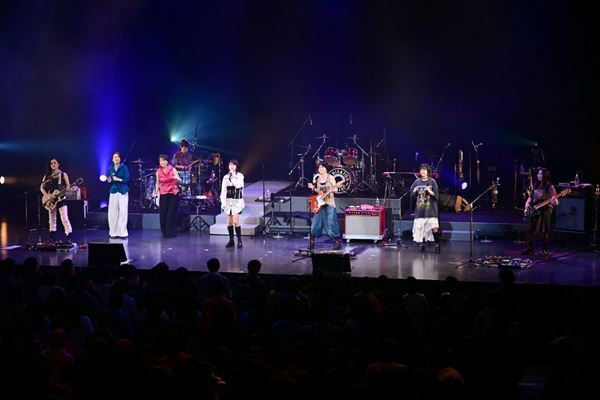 岸谷香×森高千里×渡瀬マキ(LINDBERG)、すべての瞬間が特別だった『岸谷香感謝祭2025』2日目をレポート！3人でバンド結成＆デビュー曲披露も