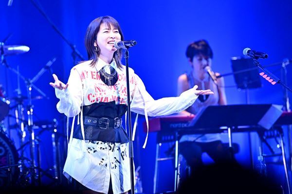 岸谷香×森高千里×渡瀬マキ(LINDBERG)、すべての瞬間が特別だった『岸谷香感謝祭2025』2日目をレポート！3人でバンド結成＆デビュー曲披露も