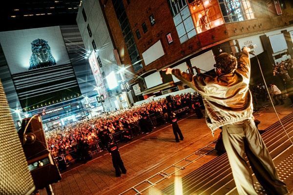 King Gnu、新曲「TWILIGHT!!!」リリース日＆劇場版『名探偵コナン 隻眼の残像（フラッシュバック）』公開初日に新宿歌舞伎町にてサプライズフリーライブ開催