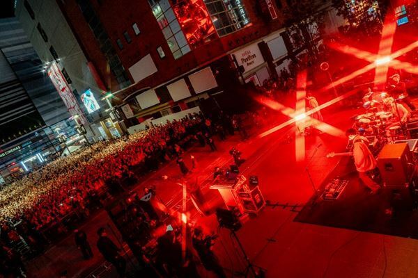 King Gnu、新曲「TWILIGHT!!!」リリース日＆劇場版『名探偵コナン 隻眼の残像（フラッシュバック）』公開初日に新宿歌舞伎町にてサプライズフリーライブ開催