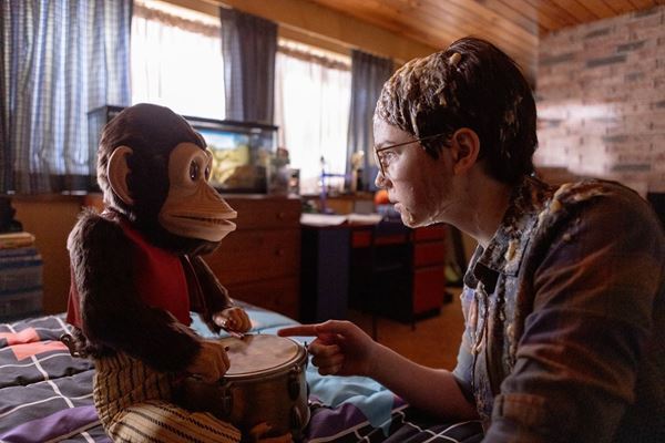 笑っちゃうほど人が死ぬ映画『THE MONKEY／ザ・モンキー』なぜか全員血まみれの新たな場面写真公開