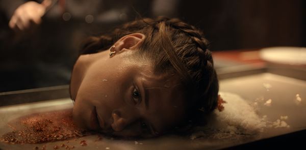 笑っちゃうほど人が死ぬ映画『THE MONKEY／ザ・モンキー』なぜか全員血まみれの新たな場面写真公開