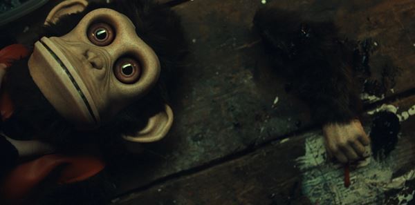 笑っちゃうほど人が死ぬ映画『THE MONKEY／ザ・モンキー』なぜか全員血まみれの新たな場面写真公開