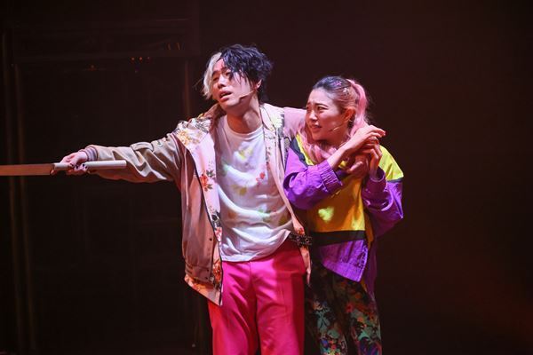 山本卓卓×益山貴司による音楽劇『愛と正義』が開幕「どうかこの宝箱を持って帰って」