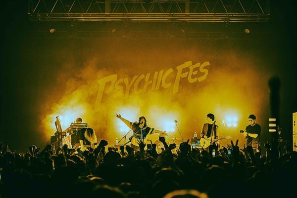 PK shampoo主催『PSYCHIC FES 2025』に40組のミュージシャンが大集結！ダイブに大合唱、歌舞伎町を熱狂の渦に巻き込んだ一日をレポート