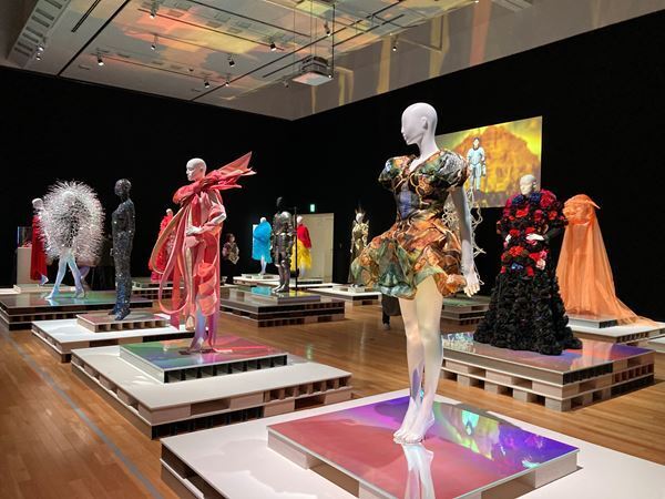 【展示レポート】『LOVE ファッション−私を着がえるとき』　ファッション×アート×文学から、私たち人間の「装うこと」への願望や情熱を考察する