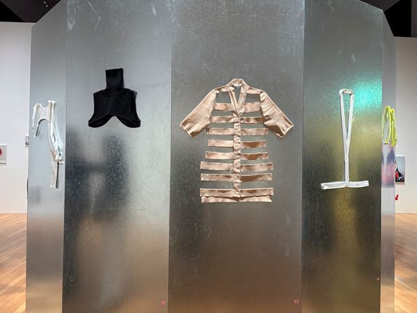 【展示レポート】『LOVE ファッション−私を着がえるとき』　ファッション×アート×文学から、私たち人間の「装うこと」への願望や情熱を考察する