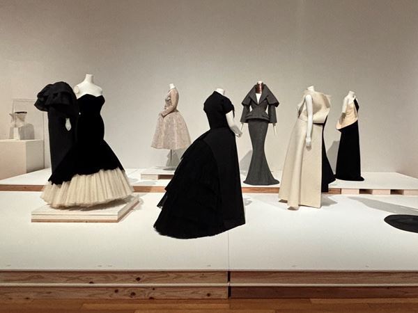 【展示レポート】『LOVE ファッション−私を着がえるとき』　ファッション×アート×文学から、私たち人間の「装うこと」への願望や情熱を考察する