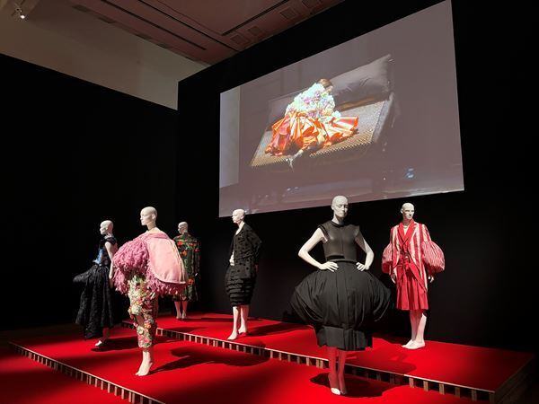 【展示レポート】『LOVE ファッション−私を着がえるとき』　ファッション×アート×文学から、私たち人間の「装うこと」への願望や情熱を考察する