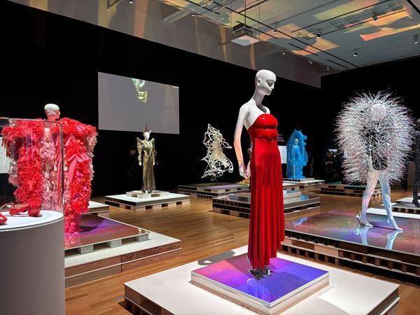 【展示レポート】『LOVE ファッション−私を着がえるとき』　ファッション×アート×文学から、私たち人間の「装うこと」への願望や情熱を考察する