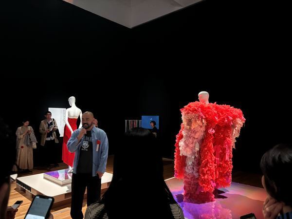 【展示レポート】『LOVE ファッション−私を着がえるとき』　ファッション×アート×文学から、私たち人間の「装うこと」への願望や情熱を考察する