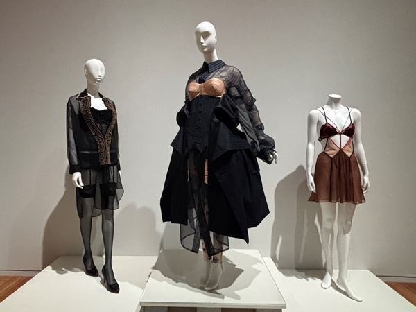 【展示レポート】『LOVE ファッション−私を着がえるとき』　ファッション×アート×文学から、私たち人間の「装うこと」への願望や情熱を考察する