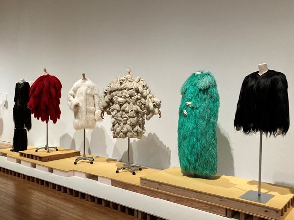 【展示レポート】『LOVE ファッション−私を着がえるとき』　ファッション×アート×文学から、私たち人間の「装うこと」への願望や情熱を考察する
