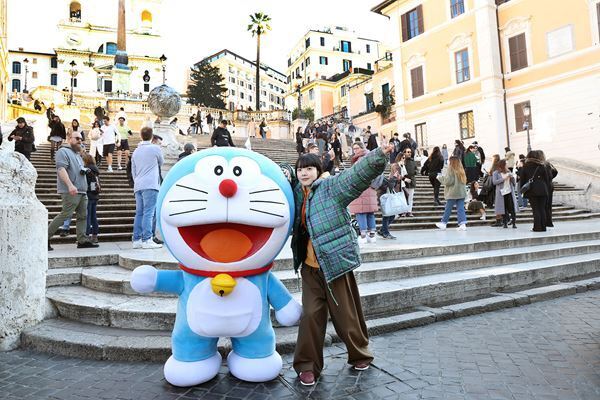 あいみょんとドラえもんがイタリアで名所巡り！ 『のび太の絵世界物語』キャンペーンレポート