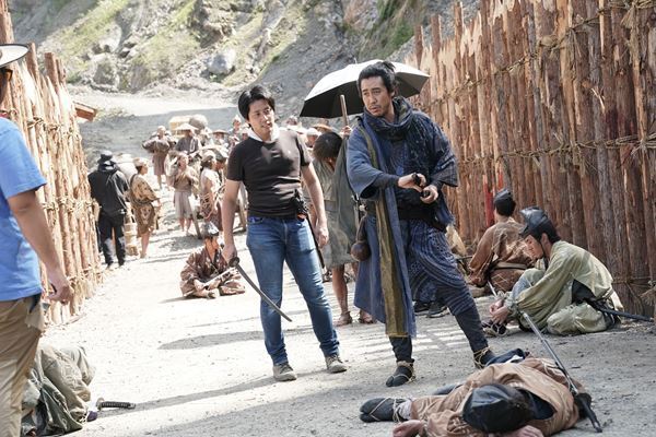 入江悠監督が『室町無頼』に込めた想い 新規写真＆メイキングカットも公開