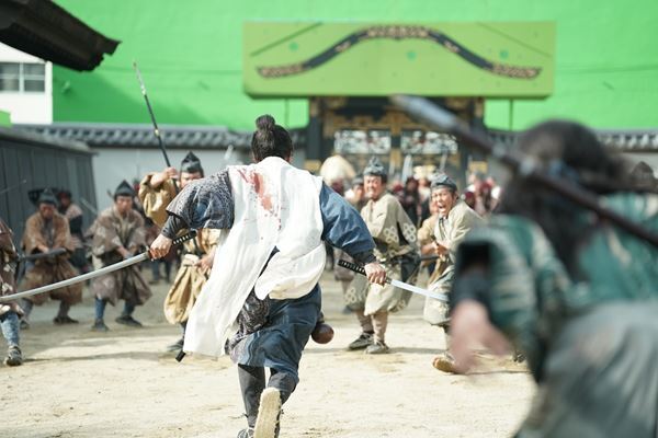 入江悠監督が『室町無頼』に込めた想い 新規写真＆メイキングカットも公開