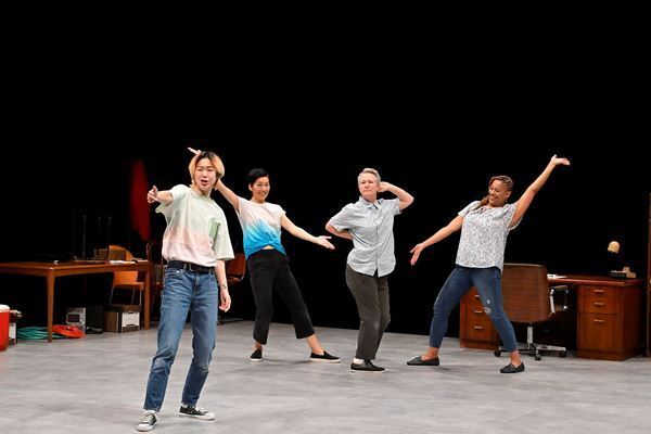 舞台『鼻血─The Nosebleed─』新国立劇場で開幕　舞台写真＆アヤ・オガワ初日コメント到着