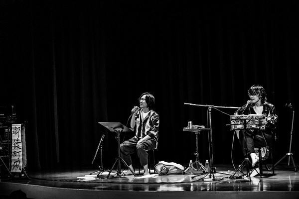 『佐々木亮介弾き語り興行“雷よ静かに轟け”』御徒町凧をゲストに迎えた第六夜をレポート