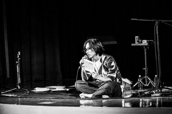 『佐々木亮介弾き語り興行“雷よ静かに轟け”』御徒町凧をゲストに迎えた第六夜をレポート