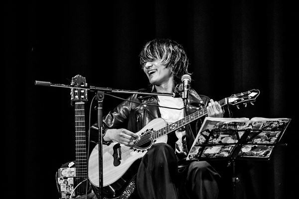 『佐々木亮介弾き語り興行“雷よ静かに轟け”』御徒町凧をゲストに迎えた第六夜をレポート