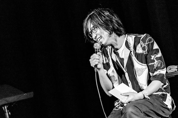 『佐々木亮介弾き語り興行“雷よ静かに轟け”』御徒町凧をゲストに迎えた第六夜をレポート