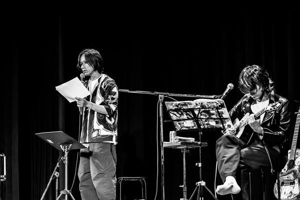 『佐々木亮介弾き語り興行“雷よ静かに轟け”』御徒町凧をゲストに迎えた第六夜をレポート