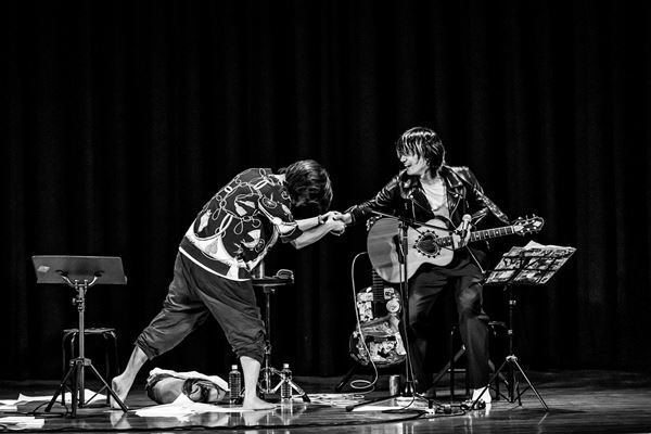 『佐々木亮介弾き語り興行“雷よ静かに轟け”』御徒町凧をゲストに迎えた第六夜をレポート