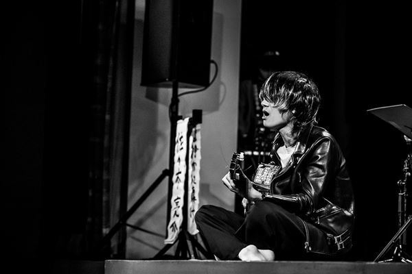 『佐々木亮介弾き語り興行“雷よ静かに轟け”』御徒町凧をゲストに迎えた第六夜をレポート