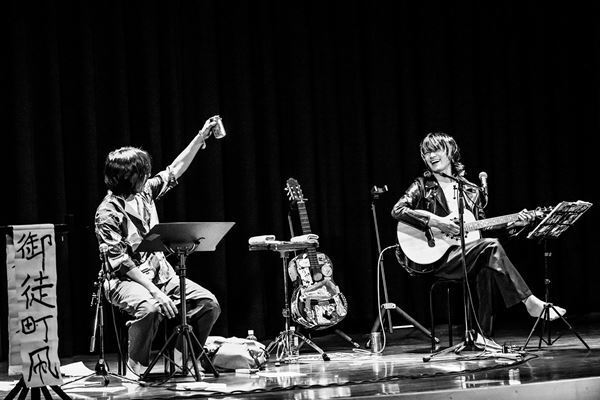 『佐々木亮介弾き語り興行“雷よ静かに轟け”』御徒町凧をゲストに迎えた第六夜をレポート