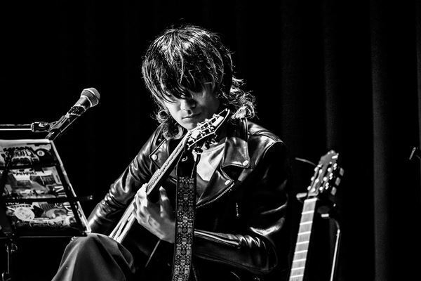 『佐々木亮介弾き語り興行“雷よ静かに轟け”』御徒町凧をゲストに迎えた第六夜をレポート