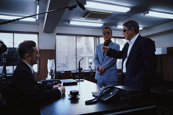浅野忠信、大森南朋、中村獅童らが体当たりの演技を披露！ 北野武監督『Broken Rage』メイキング画像6点公開