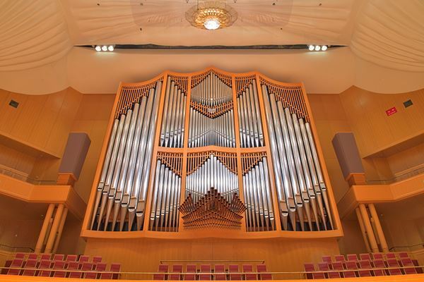 愛知県芸術劇場2025年度ラインナップ詳細発表　会見に酒井はな、島地保武ら劇場専属ダンスアーティストが登壇