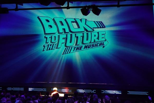 劇団四季『バック・トゥ・ザ・フューチャー』開幕！“生みの親”が観客に「夢を諦めないで」とメッセージ（初日カーテンコールより）
