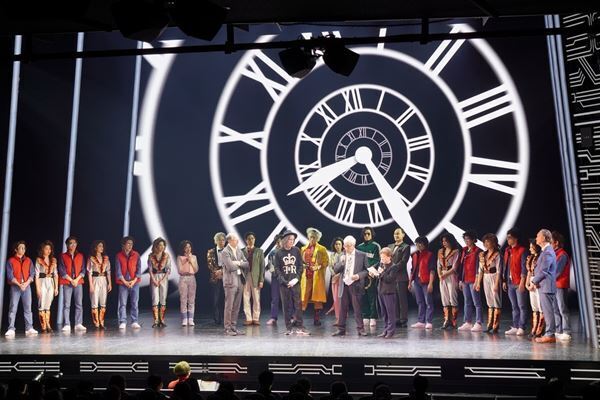 劇団四季『バック・トゥ・ザ・フューチャー』開幕！“生みの親”が観客に「夢を諦めないで」とメッセージ（初日カーテンコールより）