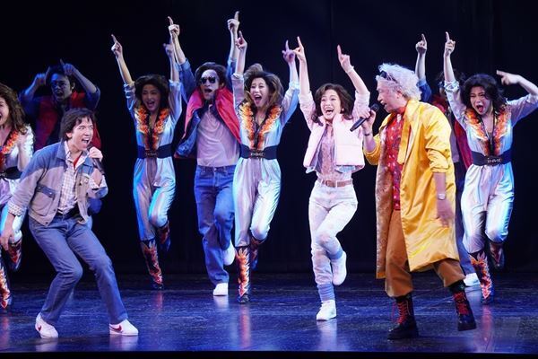 劇団四季『バック・トゥ・ザ・フューチャー』開幕！“生みの親”が観客に「夢を諦めないで」とメッセージ（初日カーテンコールより）